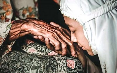 Sedekah dan Doa untuk Orang Tua Menurut Penjelasan Hadis