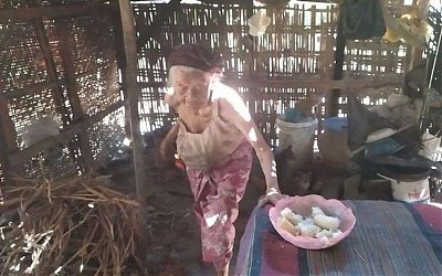 Nenek Ini Rela Tidur dan Makan Sepiring dengan 8 Ekor Kucing
