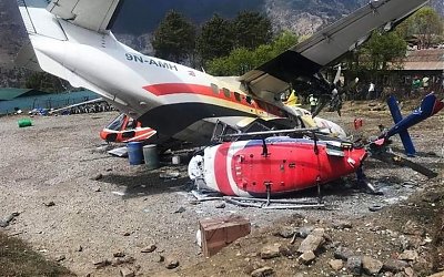 Tabrakan Pesawat Kecil dengan 2 Helikopter di Landasan Pacu Bandara  Nepal