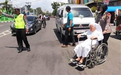 Momen Indah Saat Polwan Berhijab Bantu Suster Menuju Gereja