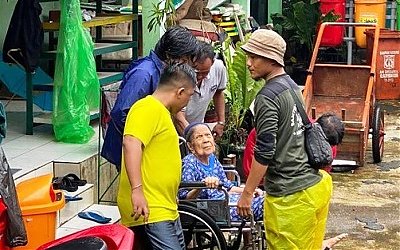 Santri Siaga LPBINU DKI Jakarta Dirikan 6 Pos Bantu Evakuasi Korban Banjir