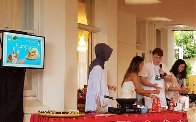 Selebgram Terkenal Australia Bikin Demo Jajanan Pasar Indonesia