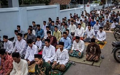 Bagaimana Hukumnya Shalat, Makmum di Luar Masjid?