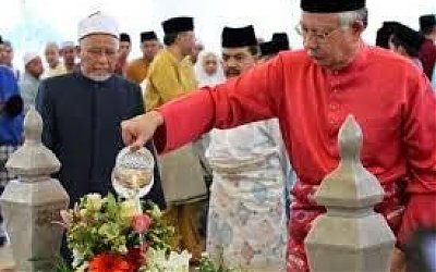 Fiqh Kuburan #2: Menyirami Air Bunga Atas Kuburan, Makruhkah?