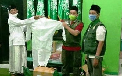 PWNU Jatim Salurkan APD dan Sembako untuk Warga Terdampak Covid-19