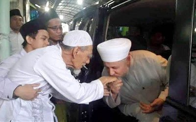 Cerita Ulama Mesir tentang Kewalian Mbah Maimun Zubair