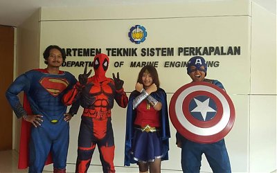 Perintati Hari Pahlawan, Mahasiswa ITS Gunakan Konstum Superhero Saat Ujian