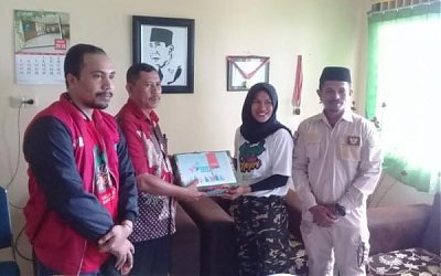 Tim Kirab Satu Negeri Berikan Bantuan Buku Bacaan dan Pengobatan Gratis