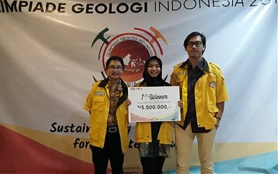 UGM Juara Satu Kompetisi Eksplorasi Tambang Emas di Bandung