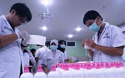 UNUSA Surabaya Bikin Hand Sanitizer Sendiri untuk Sekolah dan Masjid