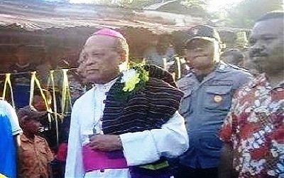 Uskup Laratunka Bahagia Saat Disambut Tarian Adat Umat Muslim