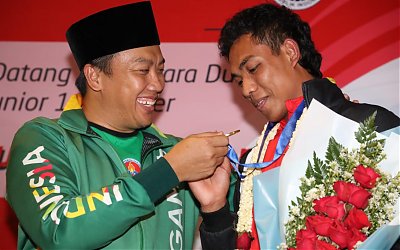 Sholat Isya, Kisah Muhammad Zohri Tinggalkan Wartawan