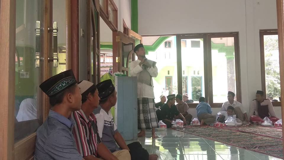 Ketua PCNU Sintang Beri Tausiyah Maulid di Engkersik