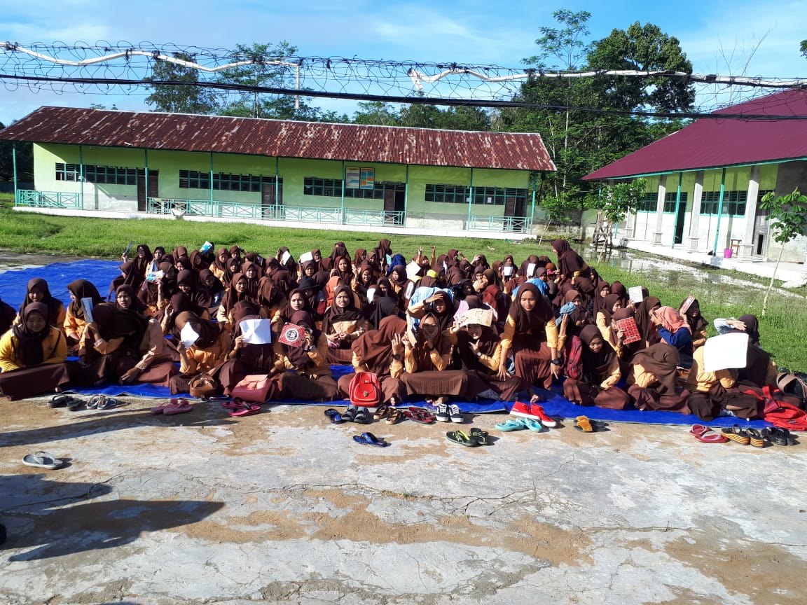 Peringati Maulid Nabi, Siswa Bersama Guru Padati Halaman Yayasan Raudlatul Ulum Al-Khaliliyah