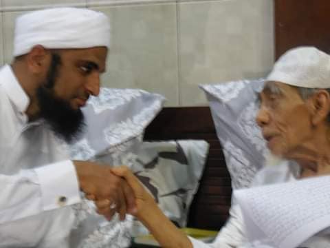 Tawadhu' Tingkat Langit Mbah Maimoen Zubair