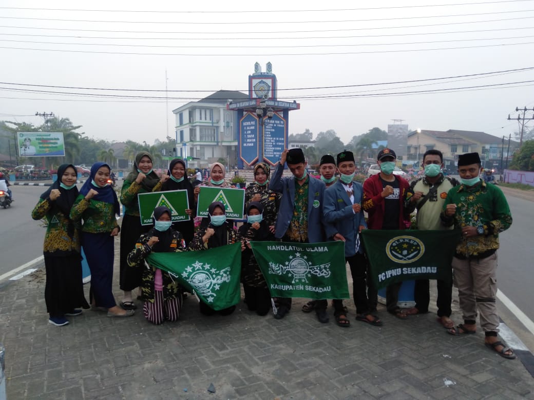 Prihatin Kabut Asap, Pelajar NU Sekadau bagikan 1.000 Masker