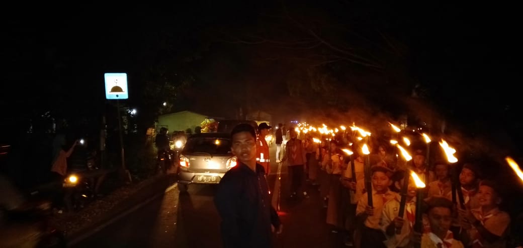 Meriahkan Hari Gerakan Pramuka Kwarran Sungai Pinyuh dan Peserta KKL IAIN Pontianak Gelar Pawai Obor