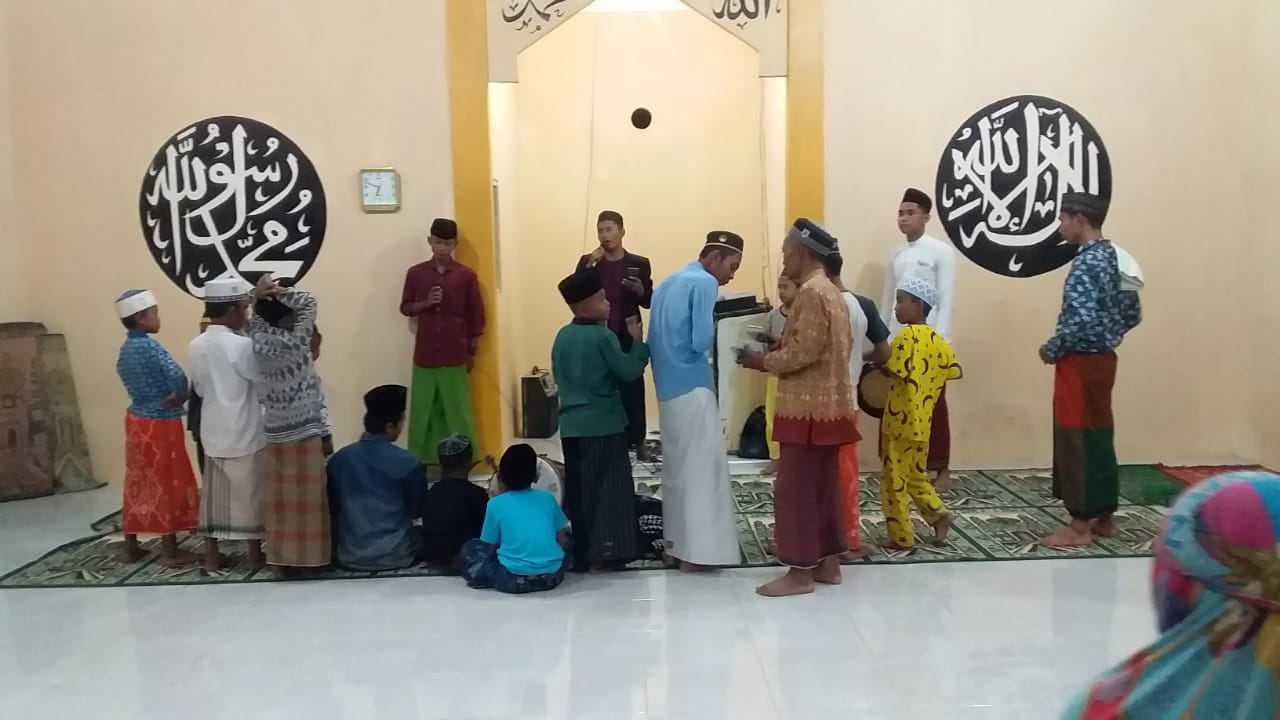 Perkuat Tradisi, KKL IAIN Pontianak di Sungai Pinyuh Isi Malam Jumat dengan Shalawatan