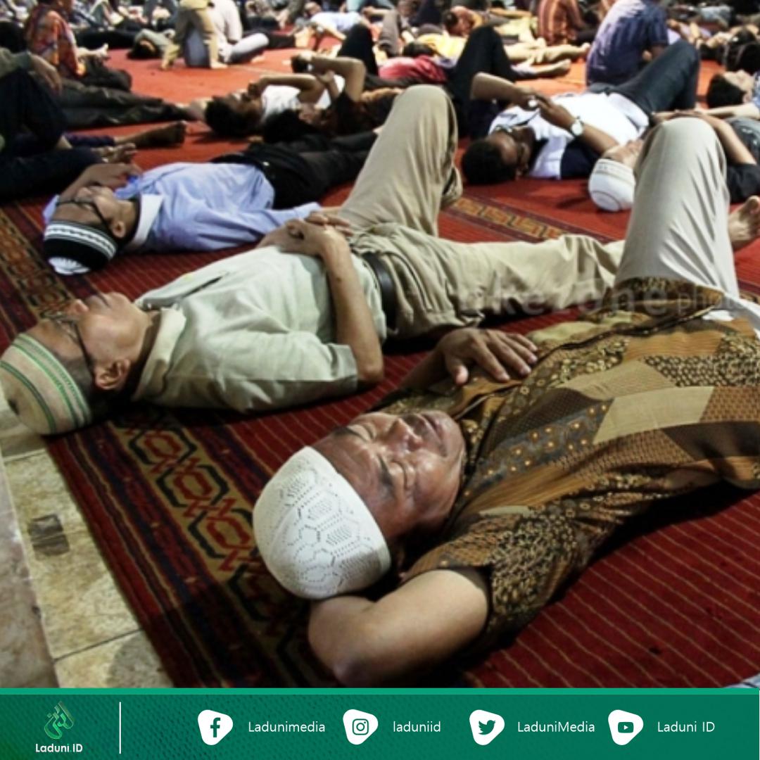 Hukum Tidur di Masjid