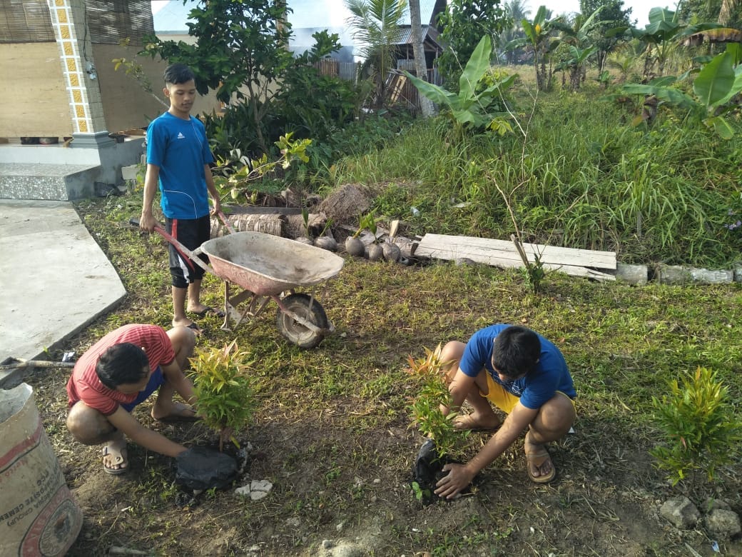 Mahasiswa KKL IAIN Pontianak Daur Ulang Sampah Menjadi Pupuk