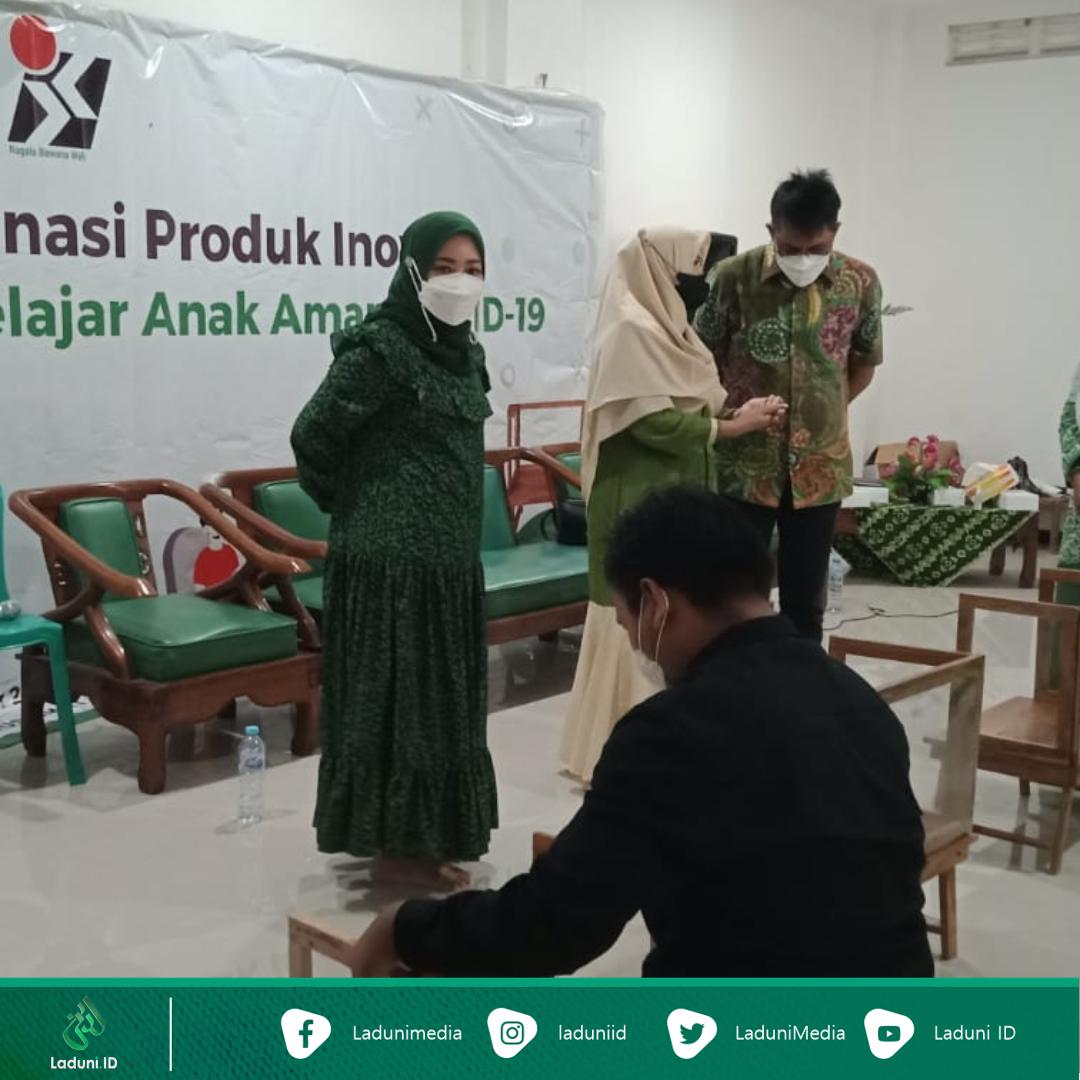 UNUSIA dan Yayasan Tanali Ciptakan Teknologi Meja Belajar Anak Aman Covid-19