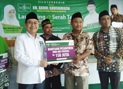 PP RMI Pusat Serahkan Beasiswa kepada Santri Korban Terdampak Gempa