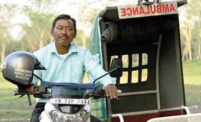 Orang India Ini Rela Jadi Ojek Ambulan Gratis untuk 4000 Orang di 20 Desa