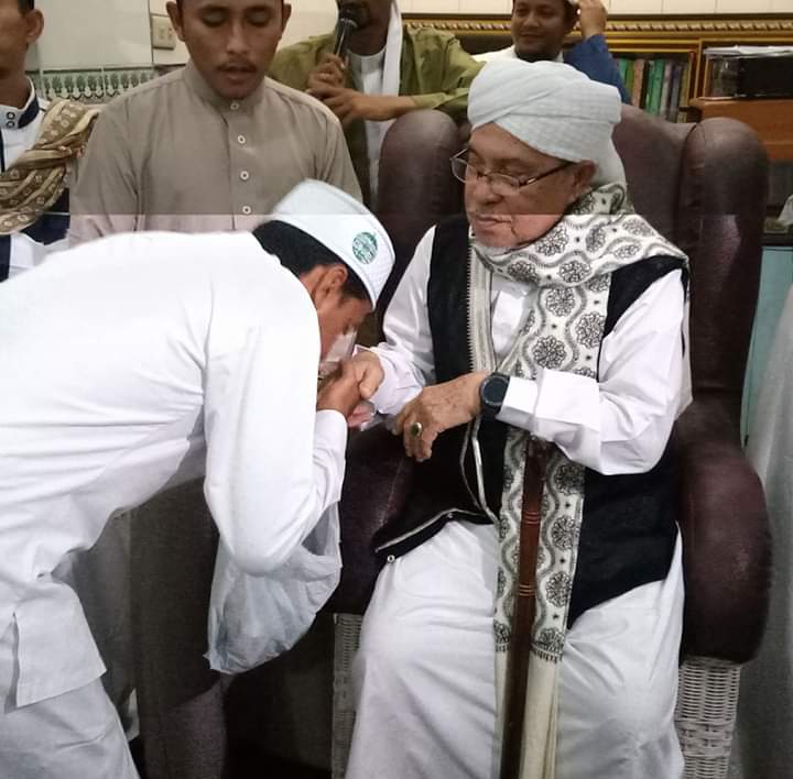 Mencium Tangan merupakan Akhlak Rasulullah