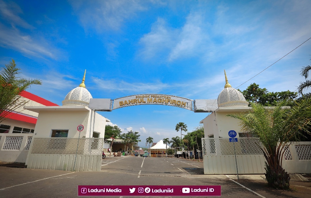 Ziarah di Makam KH. Fattah, Pengasuh Pesantren Bahrul Maghfiroh Malang