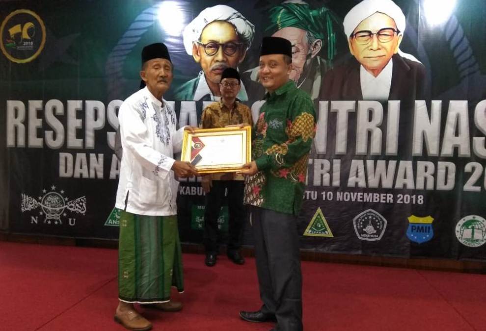 Raih Santri Award 2018, Gus Sholah Tegaskan Keterlibatan Warga NU