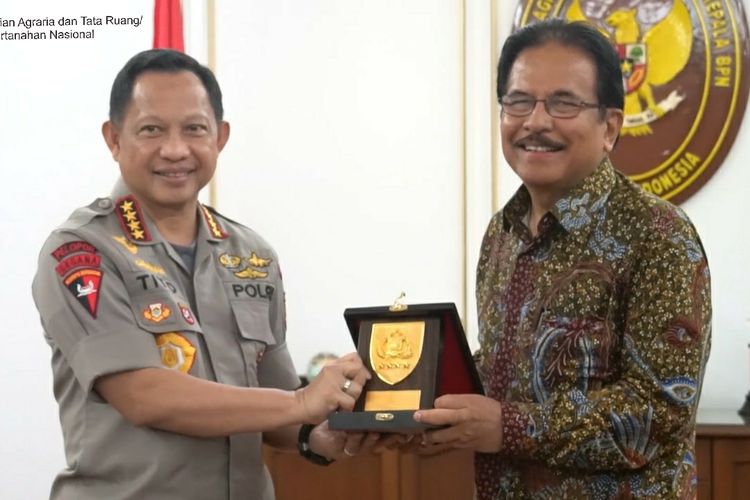 Tanah Terlantar Diserahkan Sertifikat Hak Pakai Ke Kapolri