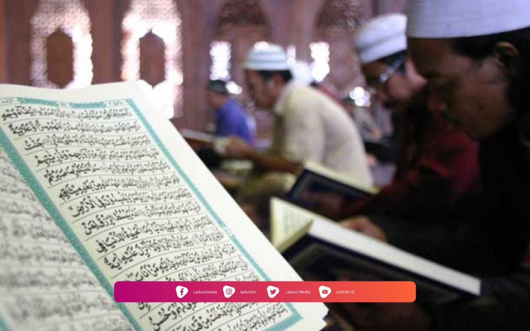 Hukum Mengajarkan Al Qur'an kepada Non Muslim
