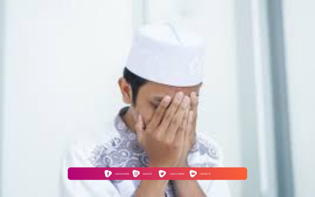 Hukum Mengusap Wajah Setelah Shalat dan Doanya