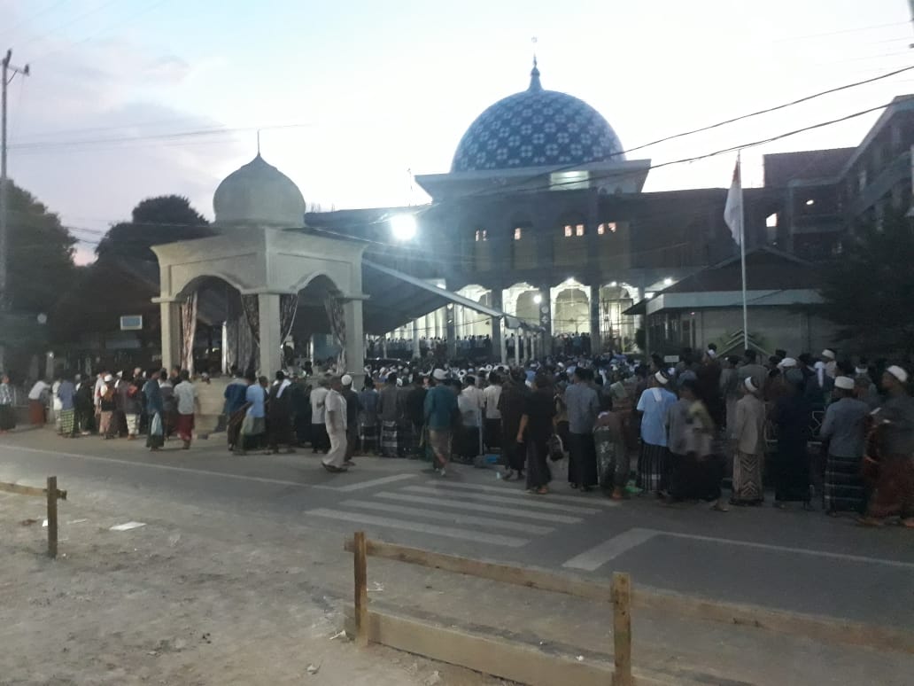 Santri Dayah MUDI Masjid Raya Samalanga Aceh Membeludak, Shalat Jamaahpun di Pinggir Jalan