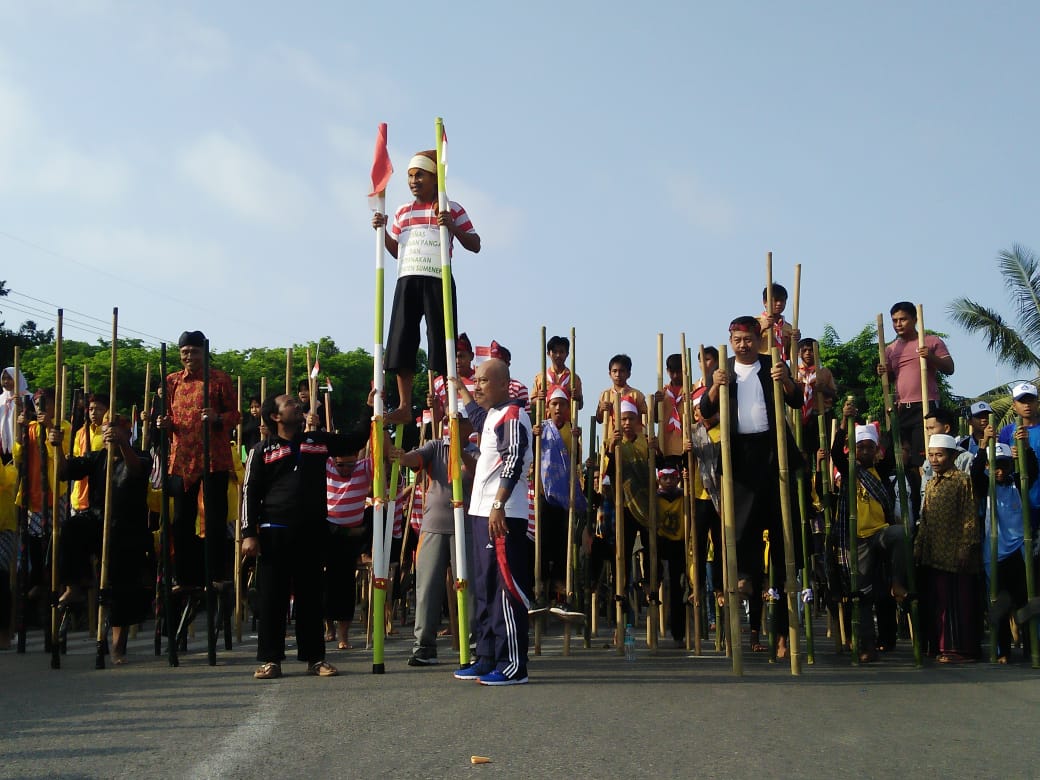 Lestarikan Budaya, 2018 Siswa dan Warga Naik Egrang di Sumenep