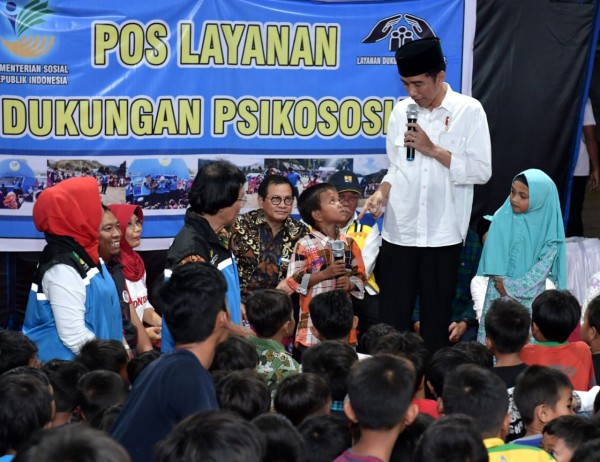 Bermalam di Lokasi Pengungsian, Presiden Jokowi Hibur Anak-Anak Terdampak Gempa Lombok