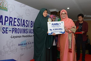 Dyah Erti Idawati Serahkan Hadiah Peraih Juara Apresiasi Bunda PAUD