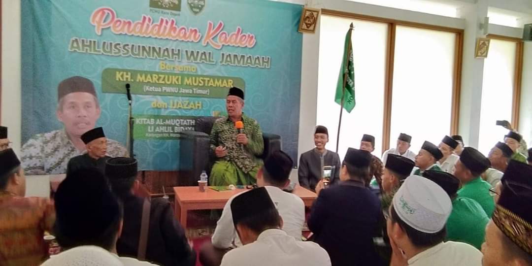 KH Marzuki Mustamar Ijazahkan Kitab Al Muqtathafat Li Ahl Al-Bidayat pada Warga Nahdliyin Depok