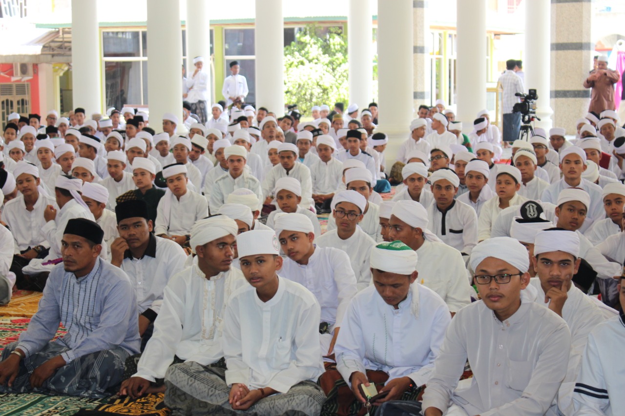 Khusuknya Alumni, Santri dan Masyarakat Ikut Berdoa Bersama dalam Haul Abon Aziz Samalanga Ke-30