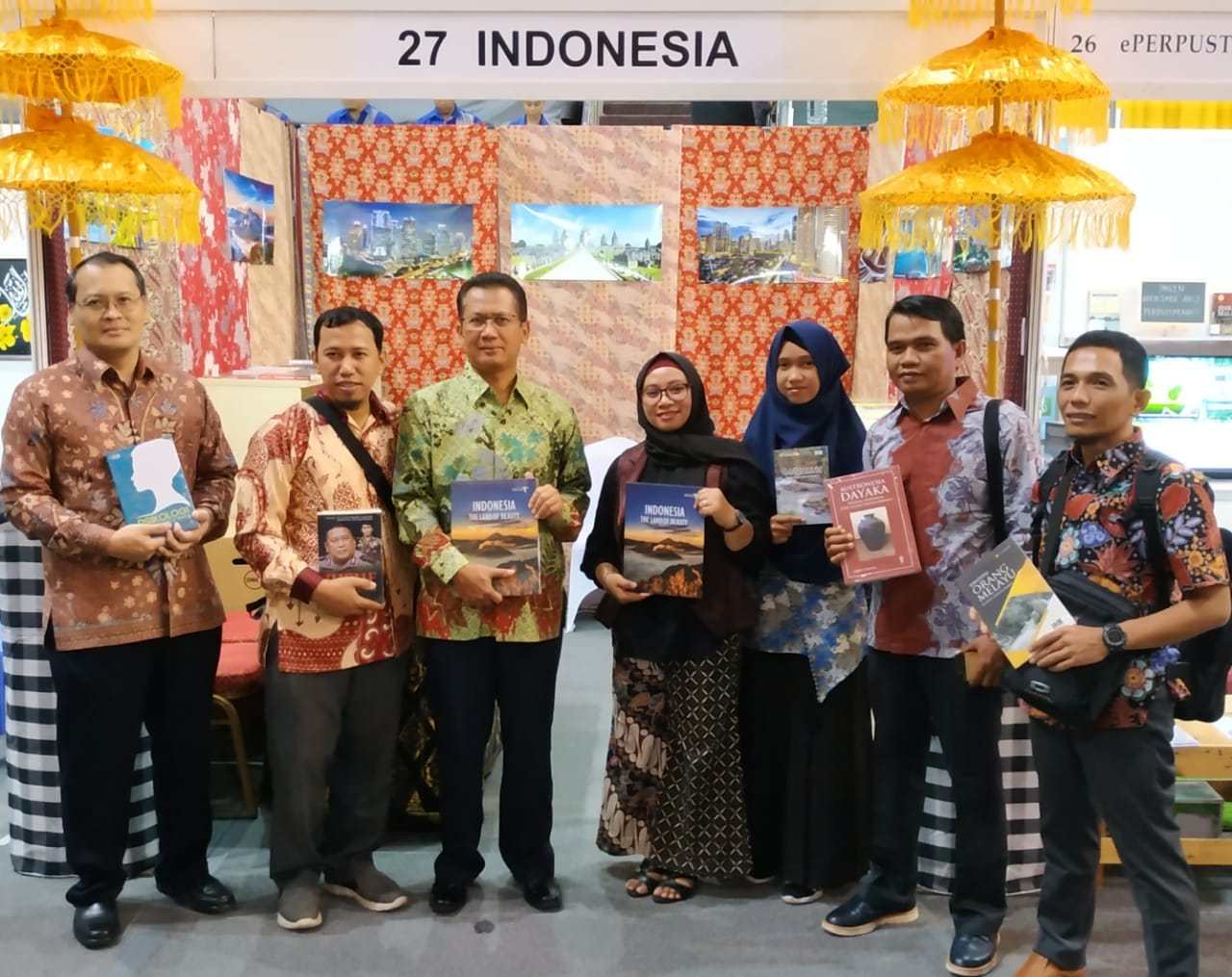 Buku Dosen IAIN Pontianak Mendapat Perhatian Masyarakat Pengunjung Pesta Buku Brunei 2019