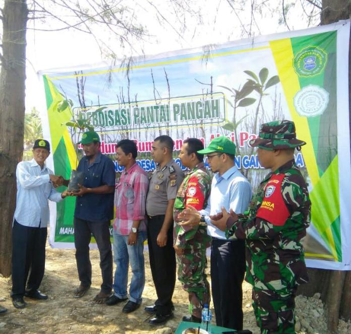 Mahasiswa Ini Lakukan Reboisasi di Pantai Gandapura