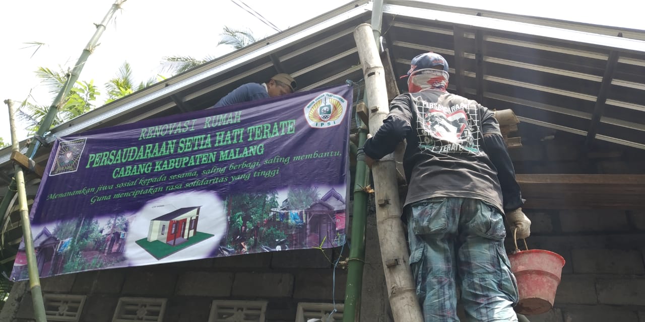 Tingkatkan Silaturrahim, PSHT Cabang Malang Gelar Baksos Bedah Rumah