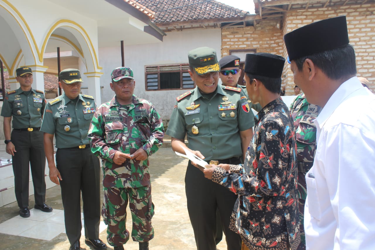 Pengurus Takmir Masjid Nurul Hikmah Peroleh Santunan dari Pangdam V/Brawijaya