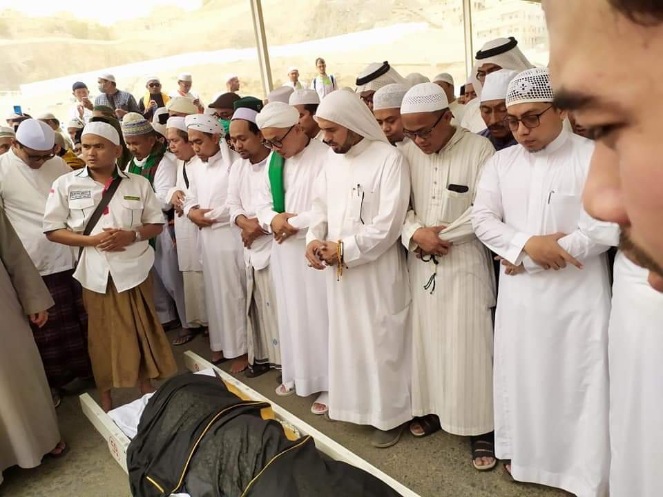 Pemakaman Mbah Moen Dipimpin Sayyid Ashim bin Abbas bin Alawi Al-Maliki