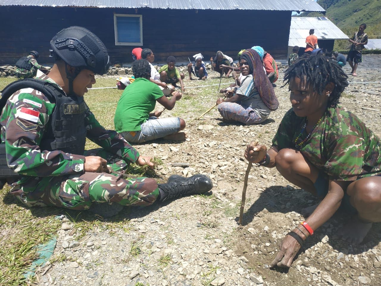 Wujudkan Lingkungan Asri, Satgas Pamtas RI-PNG Yonif Raider 514/Divif 2 Kostrad Bersihkan Halaman Ge
