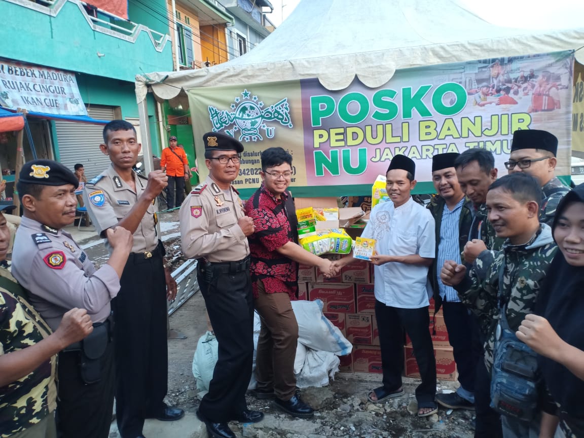 PCNU Jaktim Bersama CSR BCA Serahkan Bantuan Korban Banjir di Rawa Terate Cakung Jaktim