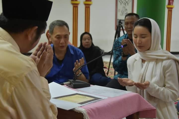 Terinspirasi Sang Ayah, Putri Tokoh Muslim Tionghoa Ini Akhirnya Masuk Islam