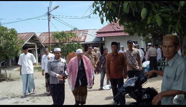 Lautan Masyarakat Menghadiri Shalat Jenazah Ibunda Ulama Kharismatik Aceh Abu Tanjong Bungong