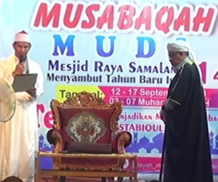 Teungku Dokter Bacakan Isi Bai'ah Pelantikan Pengurus dan Dewan Guru LPI MUDI Masjid Raya Samalanga