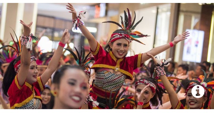 Ribuan Penari Menampilkan Atraksi Khasnya di Indonesia Menari Tahun Ini